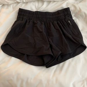 Lululemon tracker 4” shorts